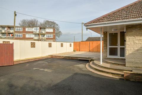 3 bedroom detached bungalow to rent, Saltlands Avenue, Bridgwater TA6
