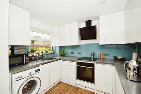 3 bedroom terraced house to rent, Spencer Way Redhill RH1