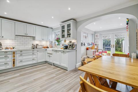 8 Oakview Close, Watford, WD19 4RA