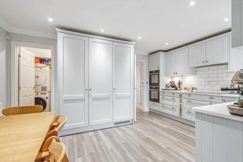 8 Oakview Close, Watford, WD19 4RA