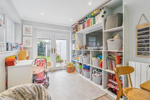 8 Oakview Close, Watford, WD19 4RA