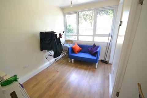 1 bedroom in a flat share to rent, Waynflete Square, London W10