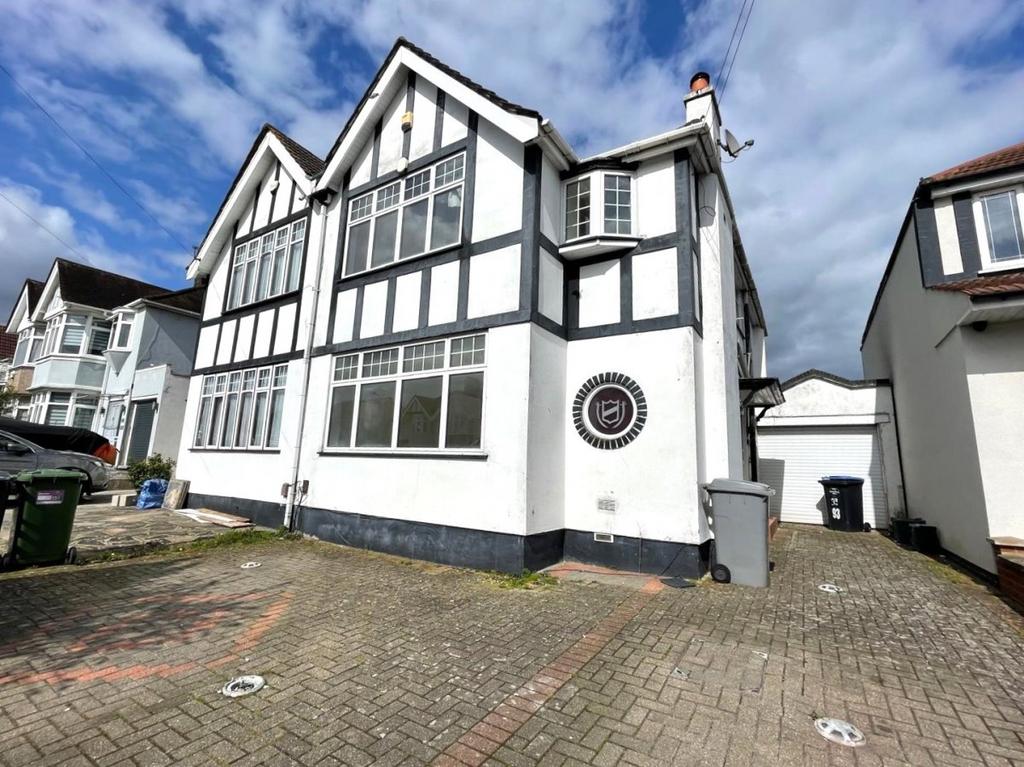 Valley Drive, London NW9 4 bed semidetached house £2,500 pcm (£577 pw)