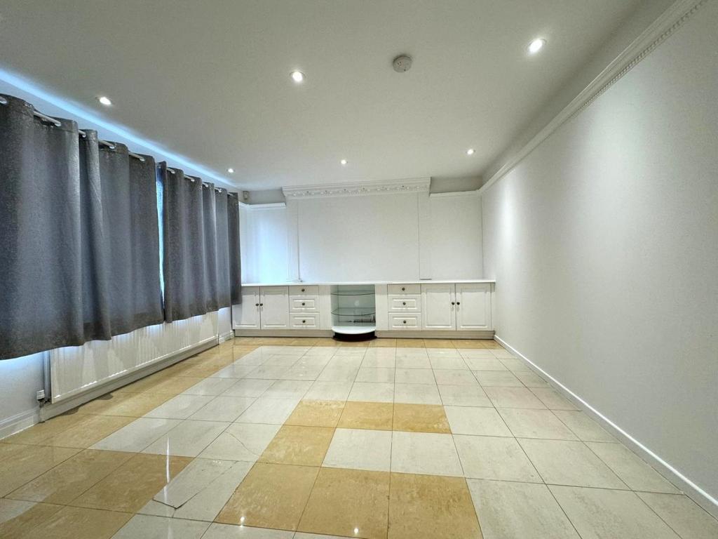 Valley Drive, London NW9 4 bed semidetached house £2,500 pcm (£577 pw)