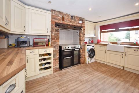 3 bedroom end of terrace house for sale, Brandy Carr Road, Kirkhamgate, Wakefield, West Yorkshire