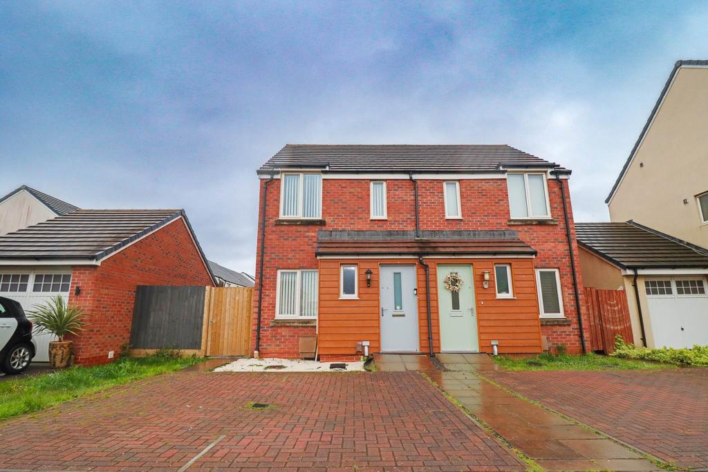 Piper Cross Perfect First Time Buy! 2 bed semidetached house for