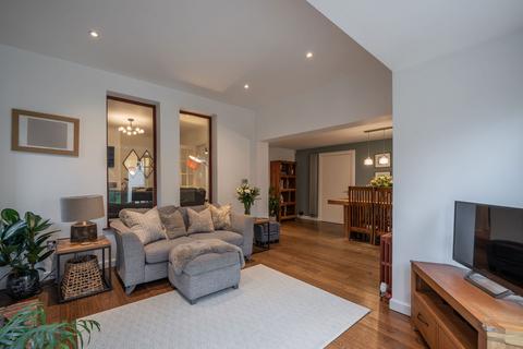 20 Duddingston Row, Edinburgh, EH15 3ND