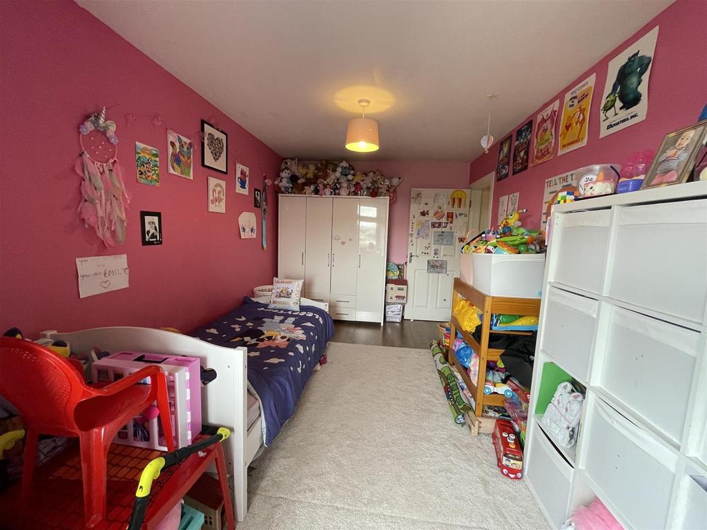 Alpine Close, Epsom, Surrey 2 bed apartment for sale £93,000
