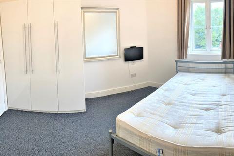 1 bedroom in a flat share to rent, Kidman Close, Gidea Park, RM2