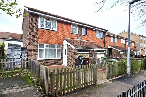 5 bedroom end of terrace house to rent, Crane Close, Dagenham RM10