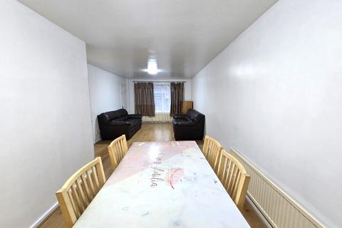 5 bedroom end of terrace house to rent, Crane Close, Dagenham RM10