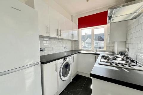 4 bedroom flat for sale, Limpsfield Avenue, Thornton Heath, London, CR7 6BF