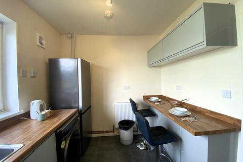 3 bedroom flat to rent, Walter Scott Avenue, Liberton, Edinburgh, EH16
