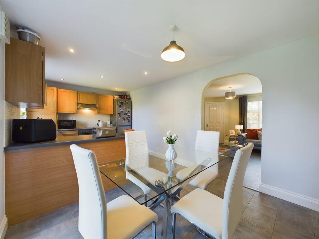 Smeaton Grove, Glasgow G20 3 bed semidetached villa for sale £215,000