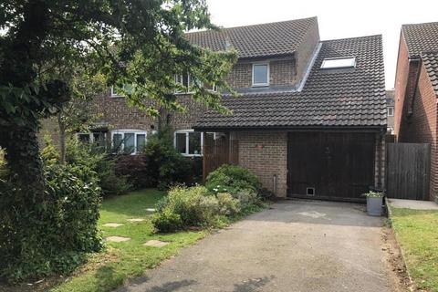 4 bedroom semi-detached house to rent, Woodlands Close, Peacehaven, BN10 7SF