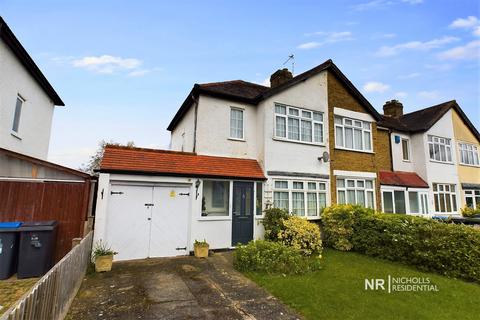 2 bedroom end of terrace house for sale, Maltby Road, Chessington, Surrey. KT9