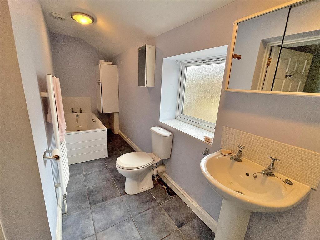 Bathroom 1.jpg