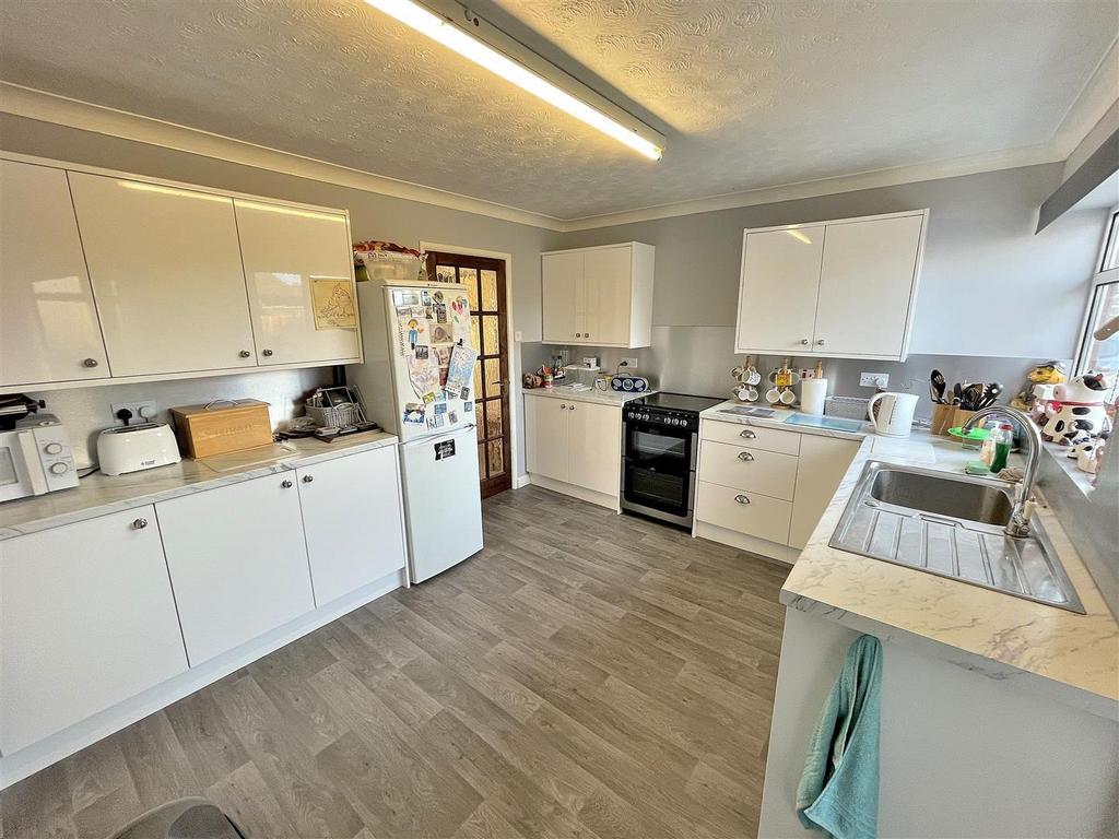 Kitchen 1.jpg