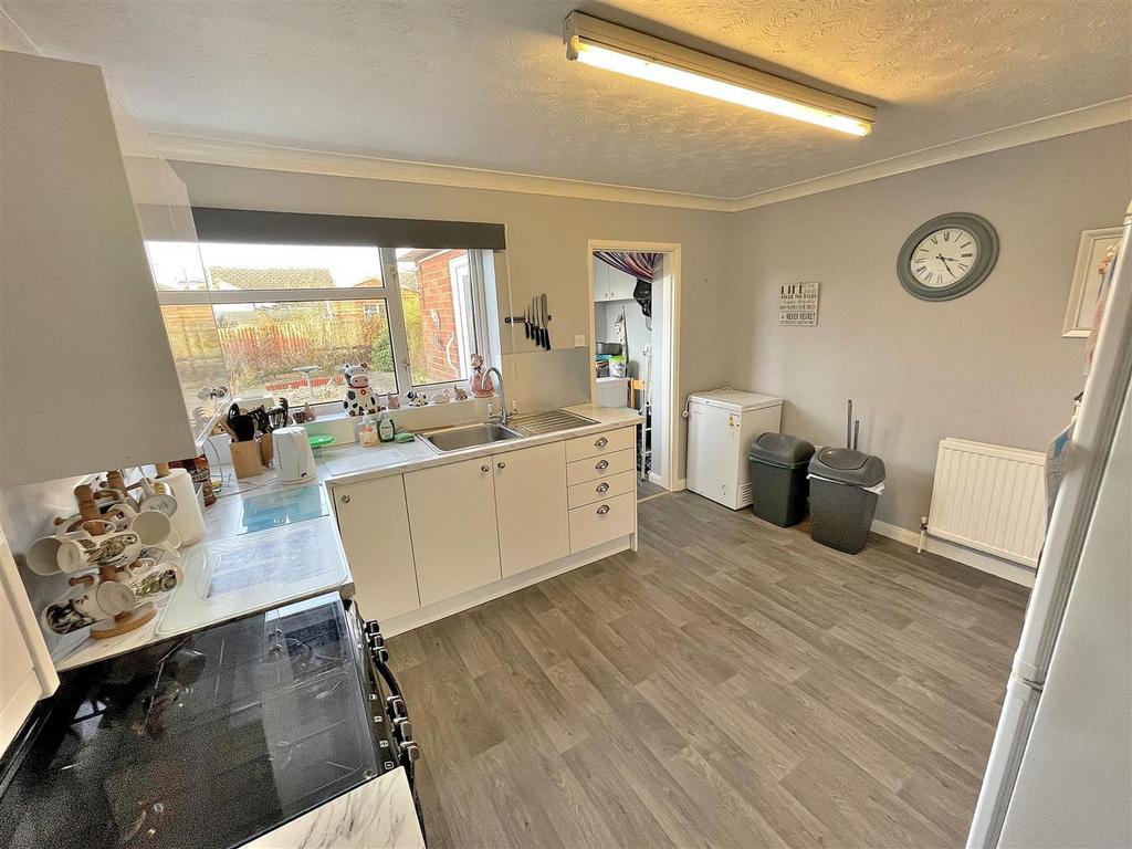 Kitchen 2.jpg