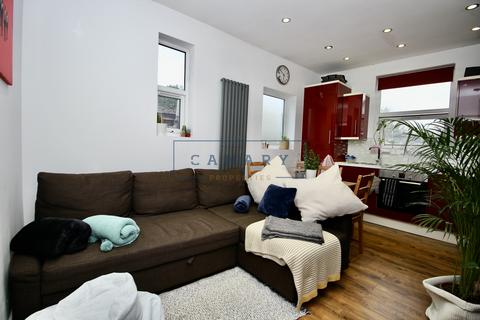 1 bedroom in a flat share to rent, Kilburn Lane, Queens Park, London, W10