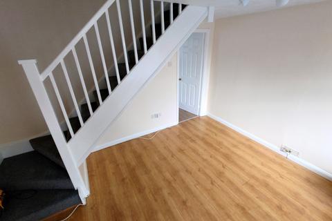 2 bedroom semi-detached house to rent, Coltsfoot Green, Luton LU4