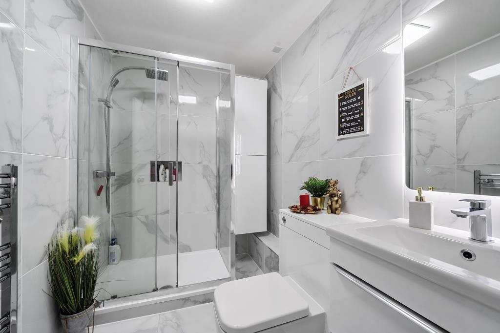 Hatch End, Pinner, HA5 2 bed flat for sale £450,000