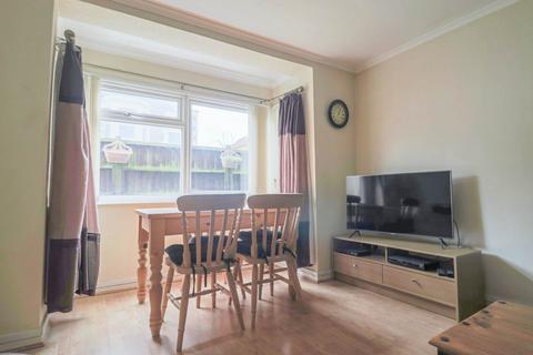 2 bedroom flat for sale, Albert Court - Vacant & Ready To Move In