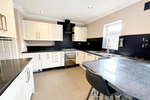 4 bedroom semi-detached house to rent, Wimbledon Road, Camberley