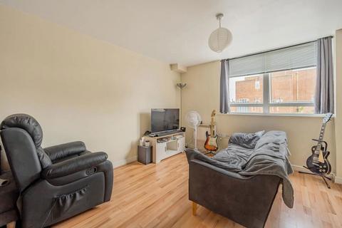 1 bedroom flat for sale, Station Road, Chesham, Buckinghamshire , HP5 1DB