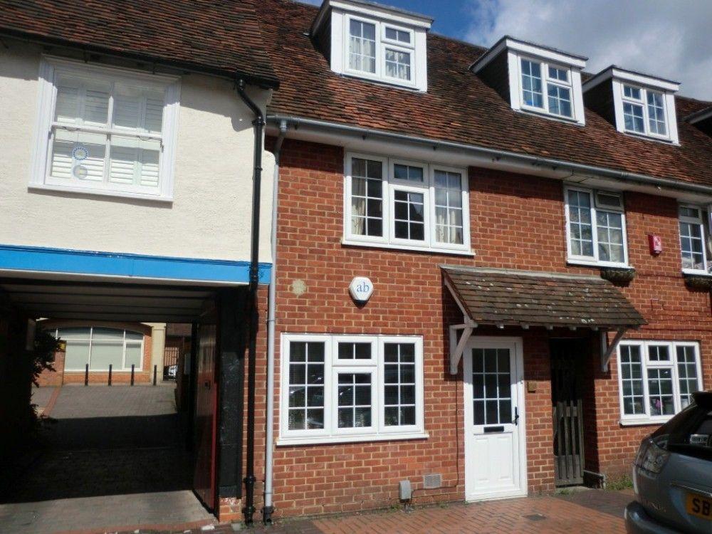 Wokingham, Berkshire 4 bed terraced house - £2,400 pcm (£554 pw)