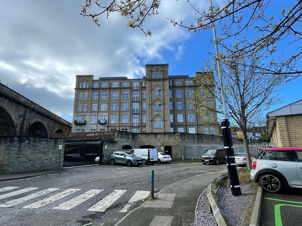 Bradford Road, Dewsbury, West... 2 bed apartment to rent £650 pcm (£