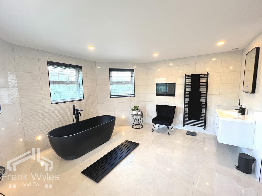 Master Bathroom Side.JPG