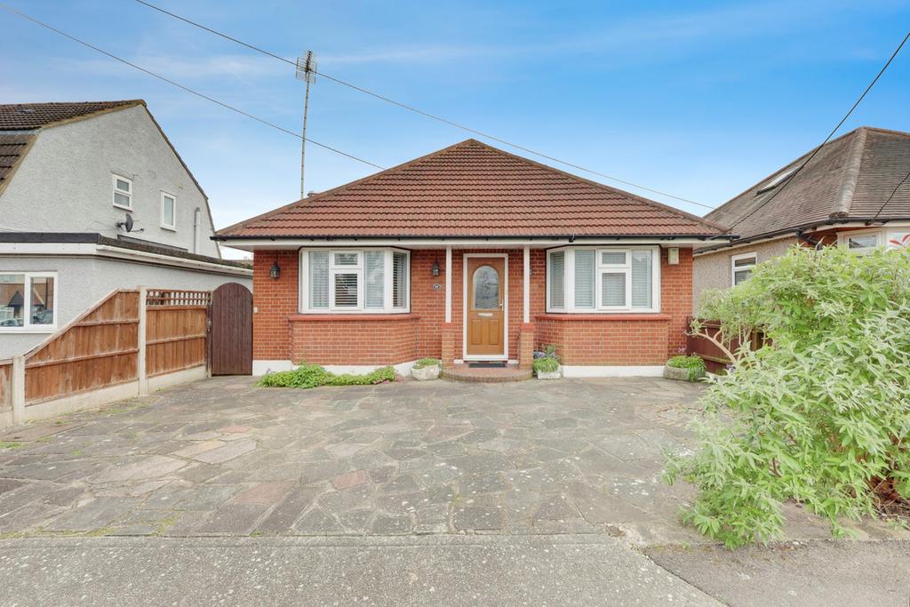 Carlton Drive, Benfleet, SS7 2 bed detached bungalow for sale £400,000