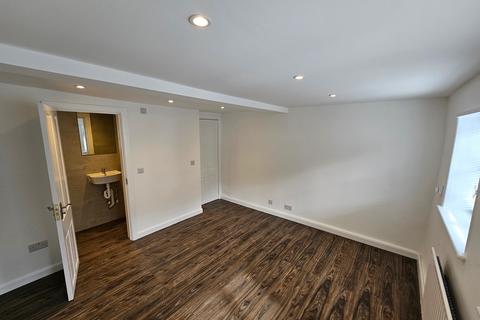 2 bedroom apartment to rent, Windsor Street, Uxbridge UB8
