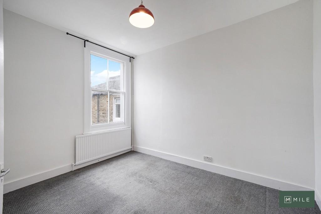 82a Clifford Gardens, First Floor Flat - r Znn DYZft