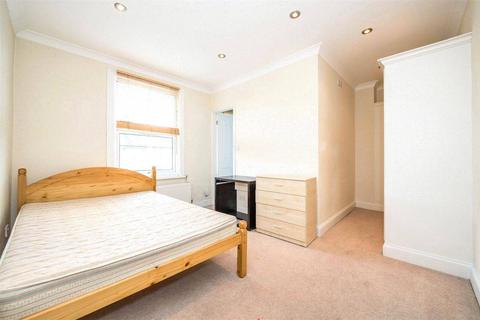 3 bedroom flat to rent, Queenstown Road, Battersea, London, SW8
