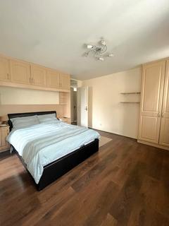 1 bedroom in a house share to rent, Silverbirch Close, Uxbridge UB10