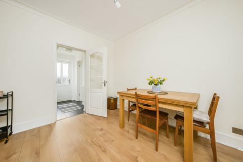 3 bedroom semi-detached house to rent, Swallow Street, Iver SL0