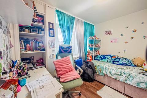 2 Booth Close, London, SE28 8BW