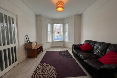 4 bedroom semi-detached house to rent, Westbury Road, Bounds Green N11