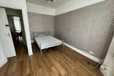 1 bedroom flat to rent, Courtland Avenue, Ilford IG1