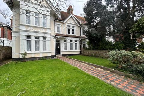 2 bedroom flat to rent, Richmond Road, Worthing