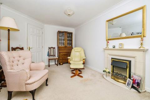 1 bedroom flat for sale, Oyster Lane, Byfleet KT14