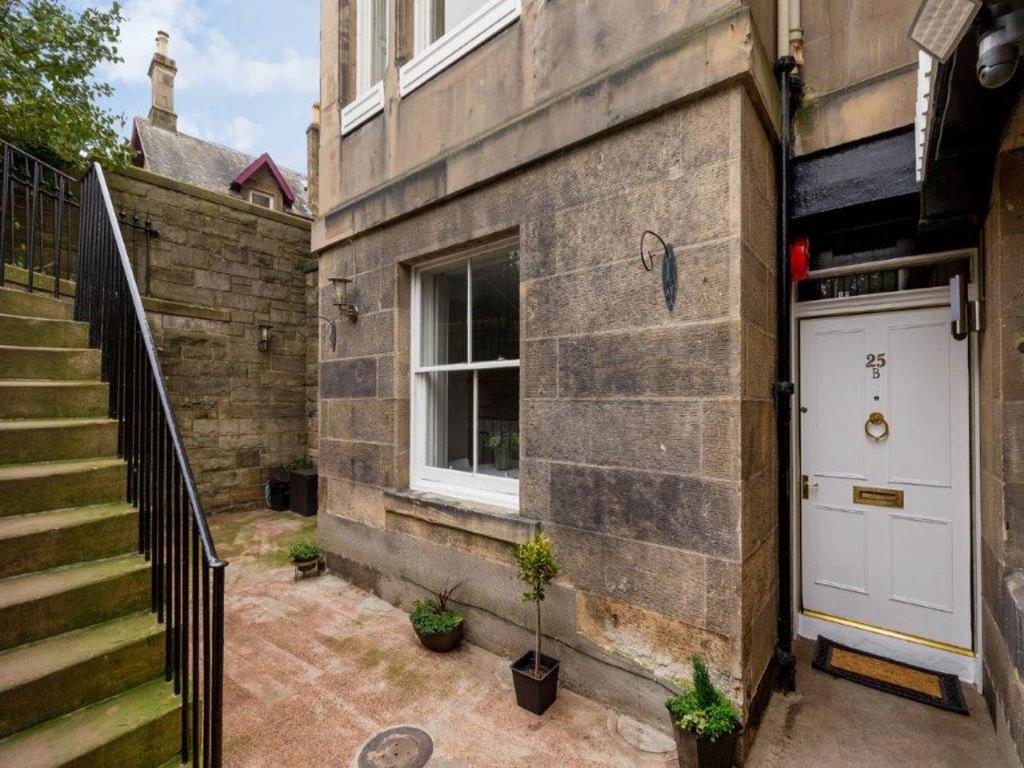 Belgrave Crescent, West End, Edinburgh 1 bed flat £1,345 pcm (£310 pw)