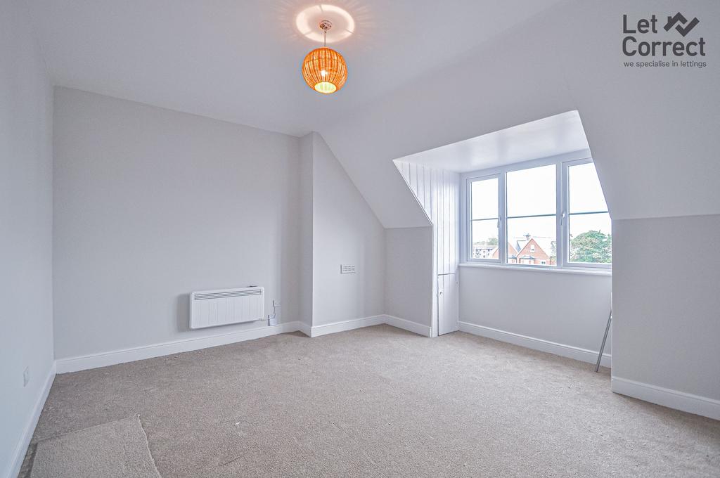 Weybridge KT13 3 bed apartment to rent £1,850 pcm (£427 pw)