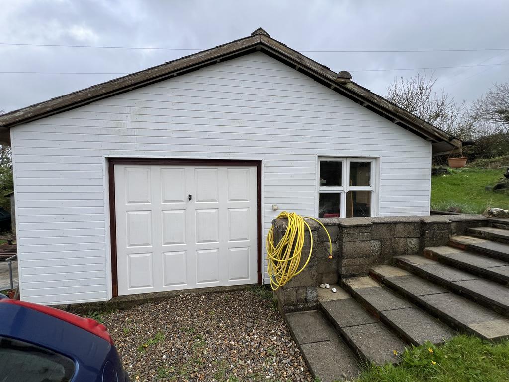 Large Detached Garage/Workshop