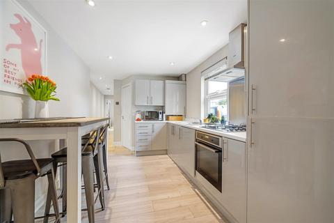 2 bedroom flat for sale, High Street, London