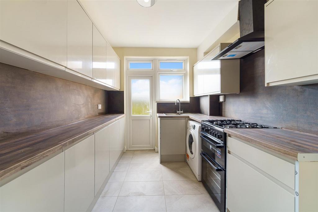 Elm Walk, Raynes Park SW20 3 bed house £2,695 pcm (£622 pw)