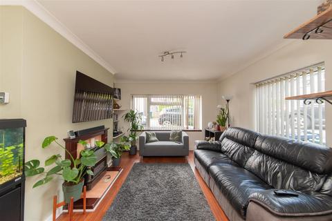 2 bedroom flat for sale, Claire Court, Woodside Park