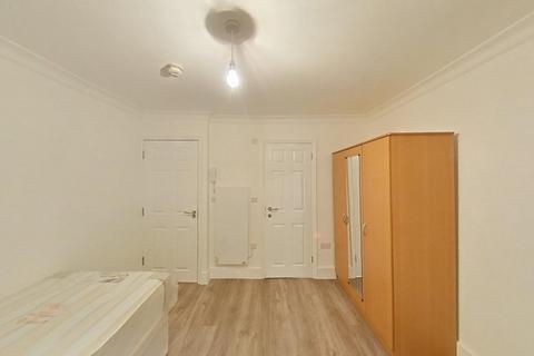 Studio to rent, The Avenue, West Ealing W13
